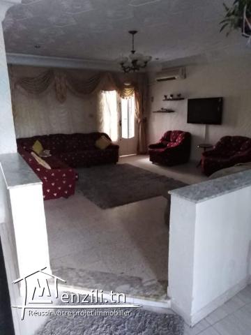 Une villa au rez-de-chaussée et deux appartements au 1 étage