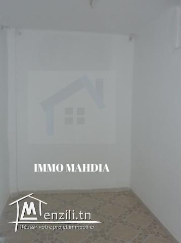 une maison indépendante vide en "s+2"