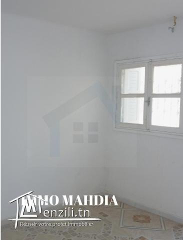 une maison indépendante vide en "s+2"