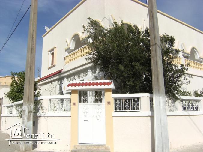 Particulier vend maison sur 2 étages à Ben Arous Cité Yasminet documents administratifs en règle...