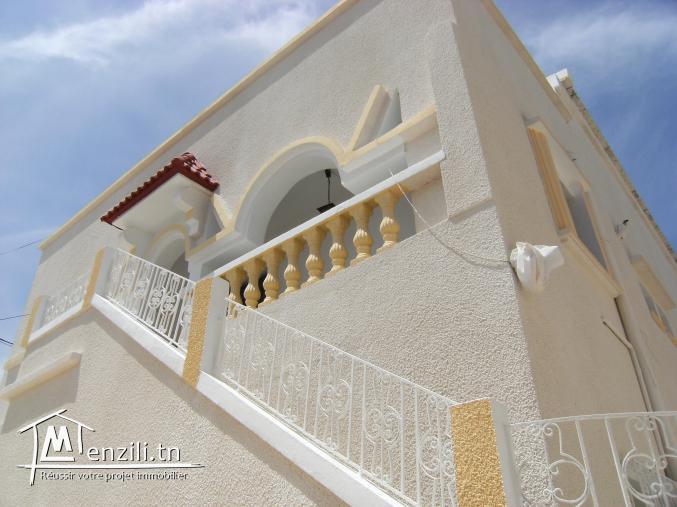 Particulier vend maison sur 2 étages à Ben Arous Cité Yasminet documents administratifs en règle...