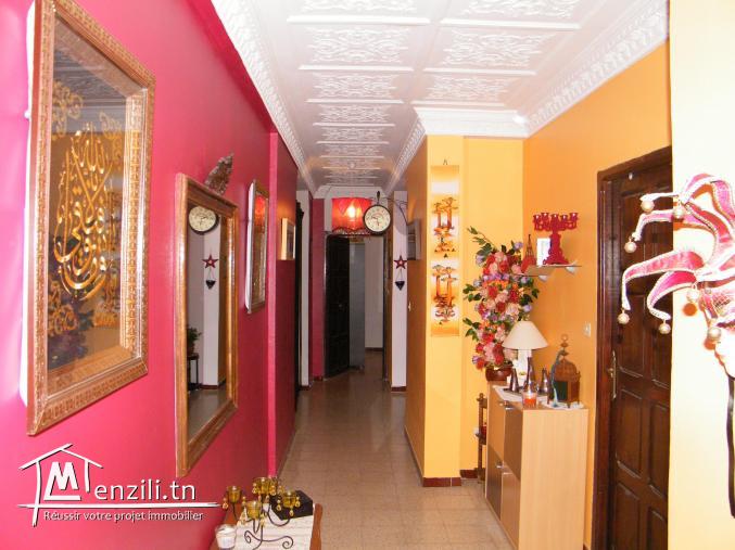 Particulier vend maison sur 2 étages à Ben Arous Cité Yasminet documents administratifs en règle...