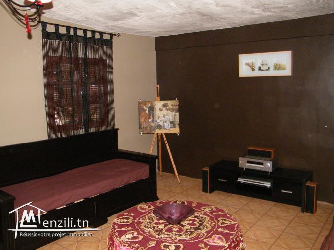 Particulier vend maison sur 2 étages à Ben Arous Cité Yasminet documents administratifs en règle...