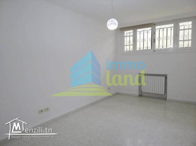 Rez de jardin d'une villa S3 à usage de Bureau de 150 m2 à cité ennasr