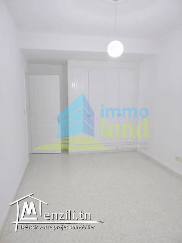 Rez de jardin d'une villa S3 à usage de Bureau de 150 m2 à cité ennasr