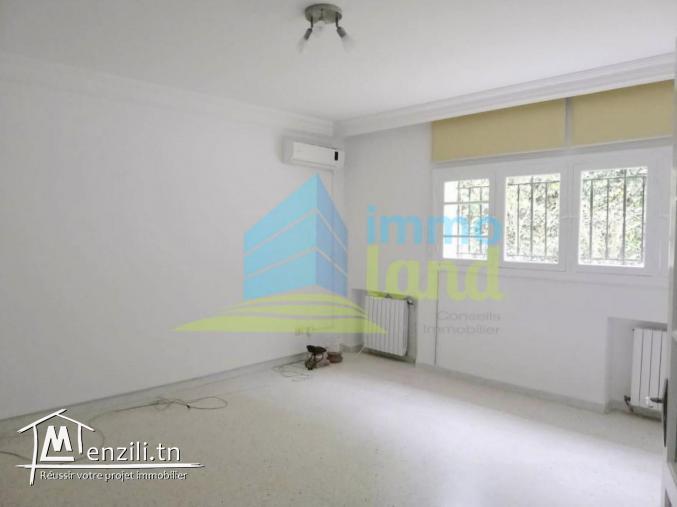 Rez de jardin d'une villa S3 à usage de Bureau de 150 m2 à cité ennasr