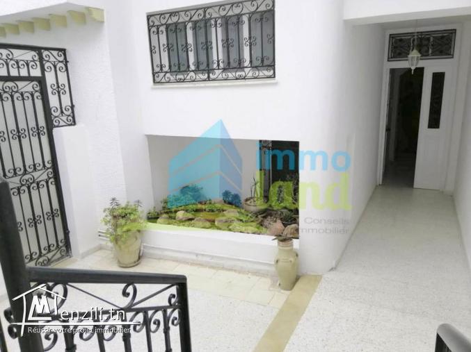 Rez de jardin d'une villa S3 à usage de Bureau de 150 m2 à cité ennasr