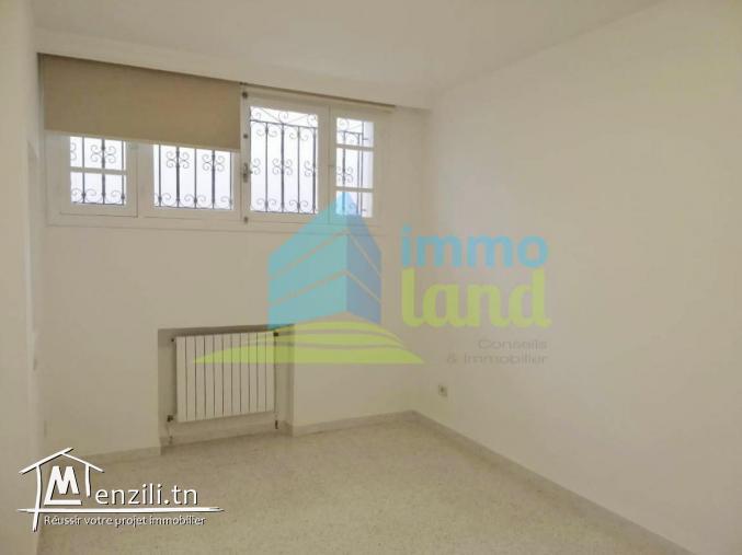 Rez de jardin d'une villa S3 à usage de Bureau de 150 m2 à cité ennasr