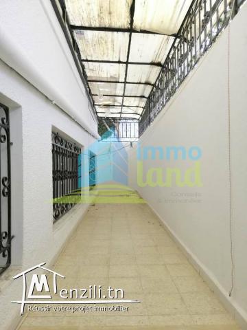 Rez de jardin d'une villa S3 à usage de Bureau de 150 m2 à cité ennasr