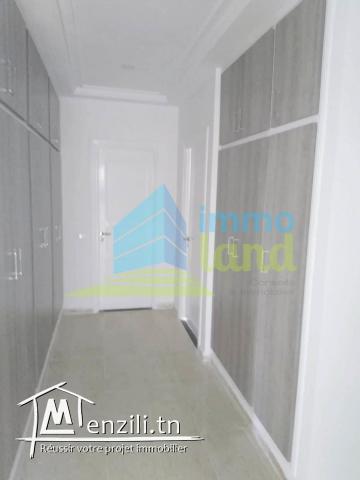 Étage de villa S4 de 160 m2 jamais habité à Menzah 8