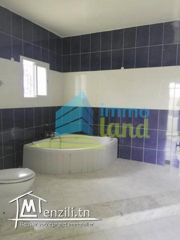 Villa de 320 m2 sur deux niveaux à Riadh Andalous