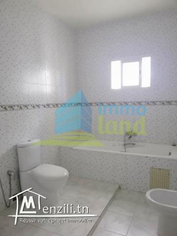 Villa de 320 m2 sur deux niveaux à Riadh Andalous