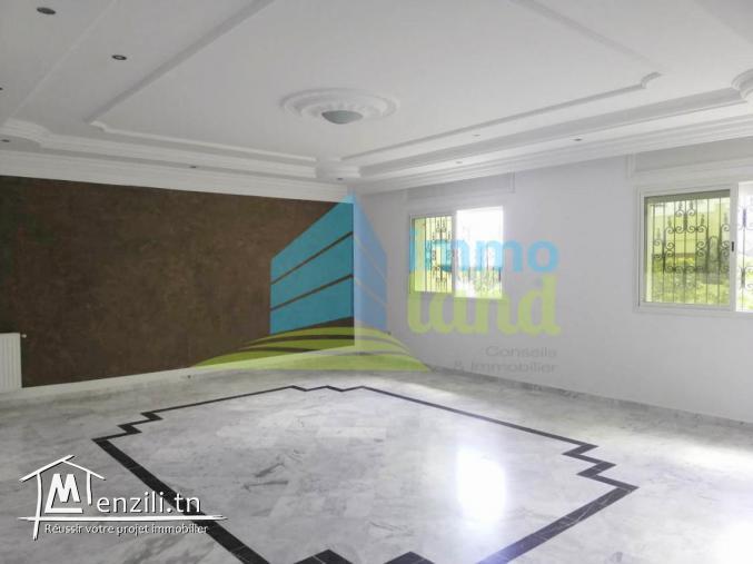 Villa de 320 m2 sur deux niveaux à Riadh Andalous