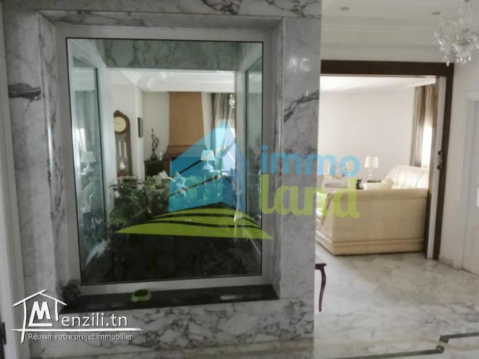 villa de 690 m2 sur un terrain de 520 m2 à Menzah 8