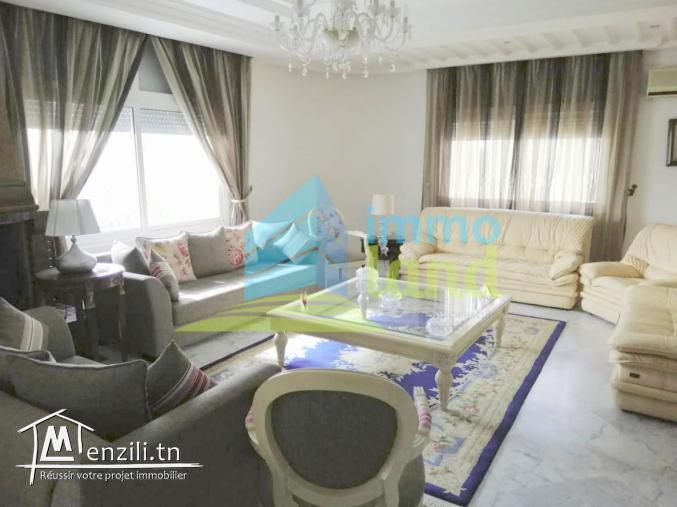 villa de 690 m2 sur un terrain de 520 m2 à Menzah 8