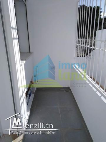 Villa jumelée de 240 m2 sur un terrain de 284 m2 à Menzah 9