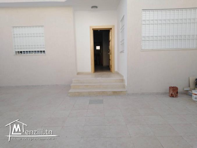 Villa jumelée de 240 m2 sur un terrain de 284 m2 à Menzah 9