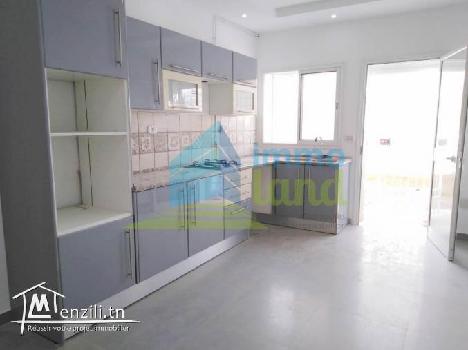 Villa jumelée de 240 m2 sur un terrain de 284 m2 à Menzah 9