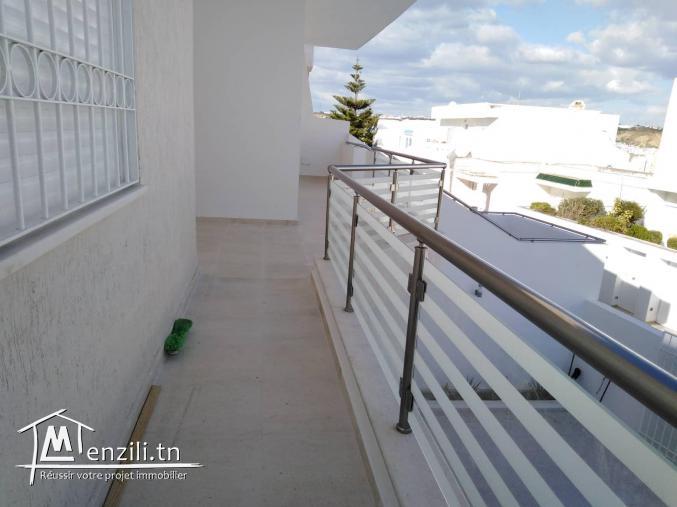 Villa jumelée de 240 m2 sur un terrain de 284 m2 à Menzah 9