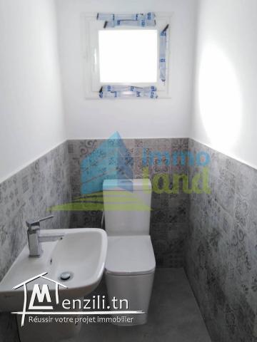 Villa jumelée de 240 m2 sur un terrain de 284 m2 à Menzah 9