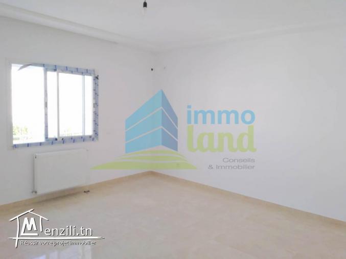 Villa jumelée de 240 m2 sur un terrain de 284 m2 à Menzah 9