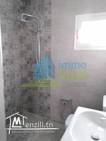 Villa jumelée de 240 m2 sur un terrain de 284 m2 à Menzah 9