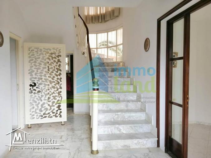 Villa de 450 m2 sur un terrain de 459 m2 à Menzah 9