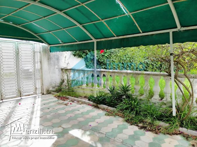 Villa de 450 m2 sur un terrain de 459 m2 à Menzah 9