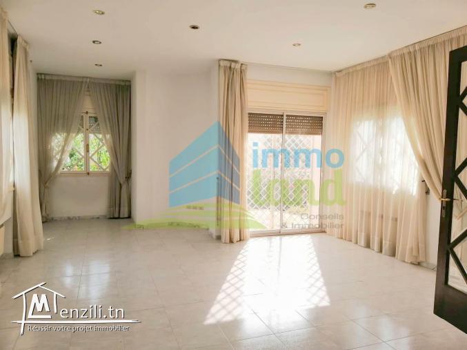 Villa de 450 m2 sur un terrain de 459 m2 à Menzah 9