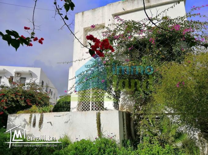 Villa de 450 m2 sur un terrain de 459 m2 à Menzah 9