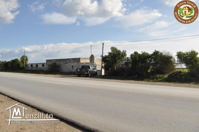 terrain sur route principal korba-manzel temime