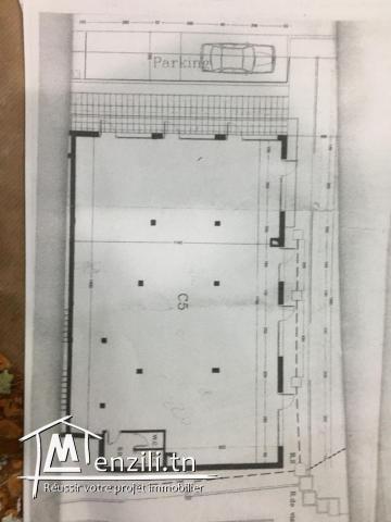 local avec place parking ouvre sur 3 façades au RDC Immeuble R+4 .