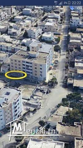 local avec place parking ouvre sur 3 façades au RDC Immeuble R+4 .