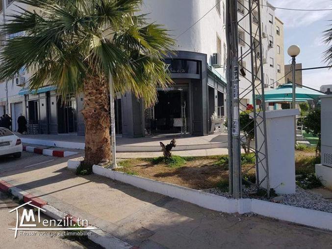 local avec place parking ouvre sur 3 façades au RDC Immeuble R+4 .