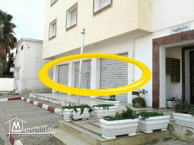 local avec place parking ouvre sur 3 façades au RDC Immeuble R+4 .