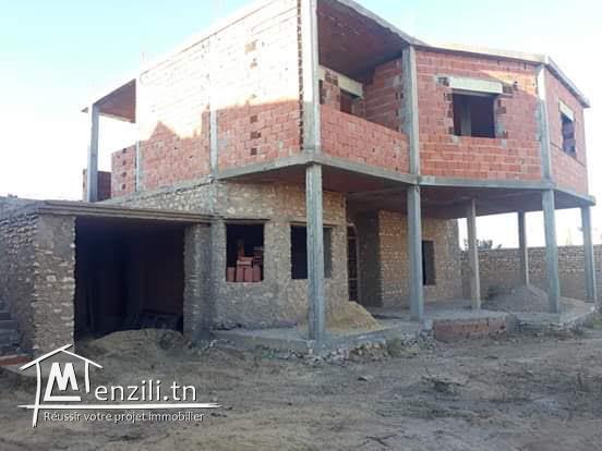 une villa inachevée de deux étages