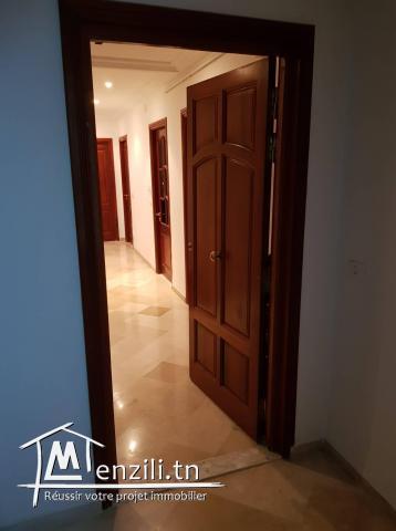 à louer un bel appartement S+3 au lac 1