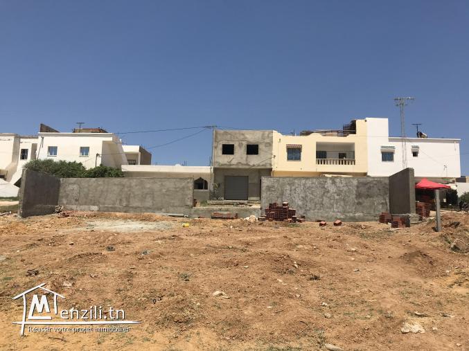 Terrain avec une belle fasade