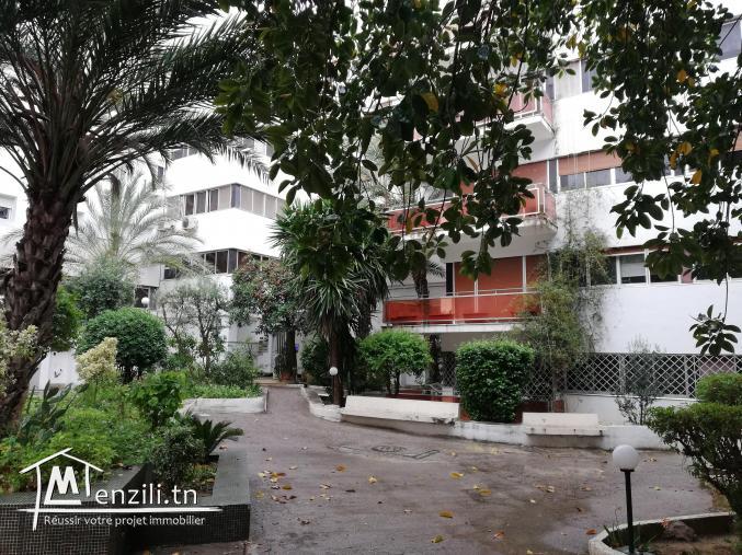 Apparemment à nord Hilton