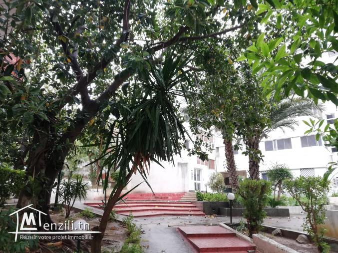 Apparemment à nord Hilton