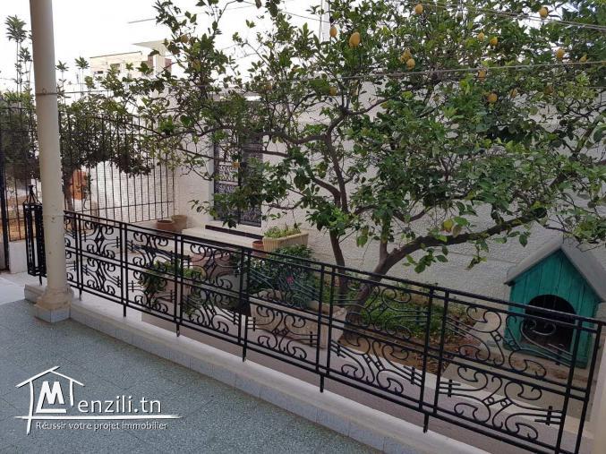 A vendre villa avec deux appartements à l'étage