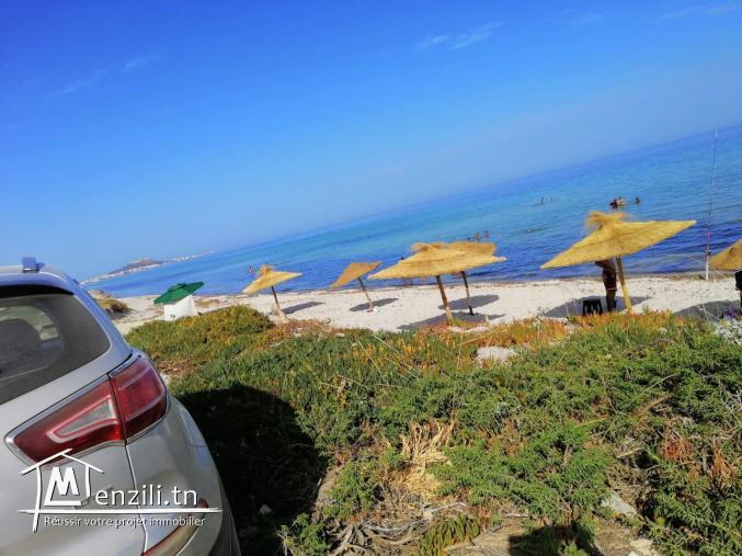 أراضي مطلة على البحر tél 26122779