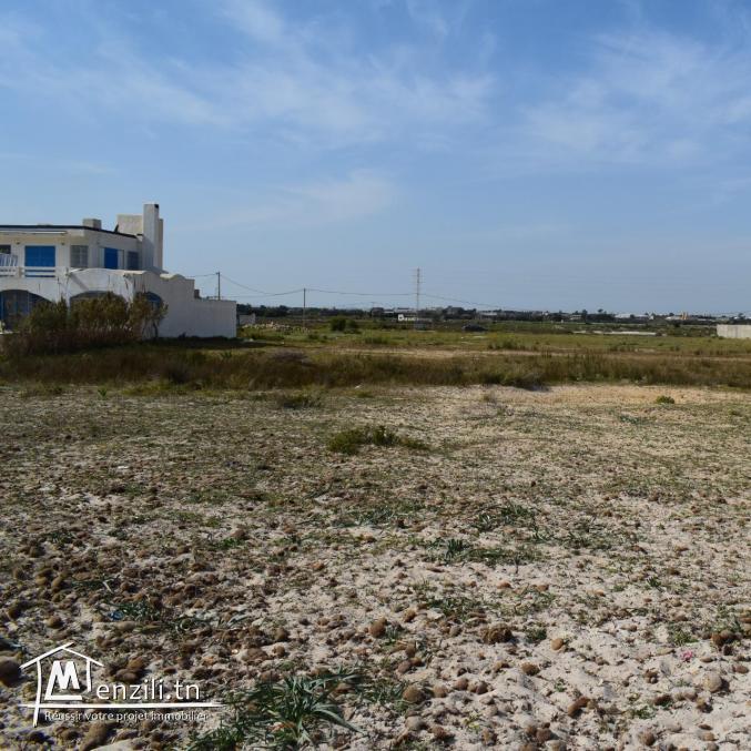 أراضي مطلة على البحر tél 26122779