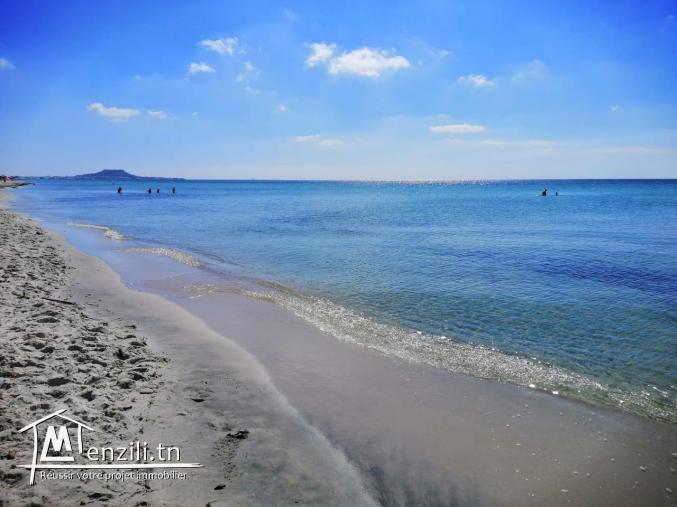 أراضي مطلة على البحر tél 26122779