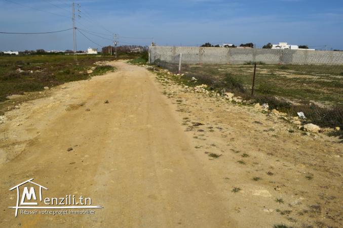 أراضي مطلة على البحر tél 26122779