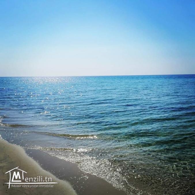 أراضي مطلة على البحر tél 26122779