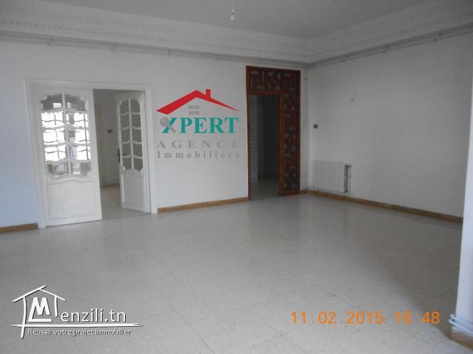 un rez de chaussé de villa avec entré indépendante