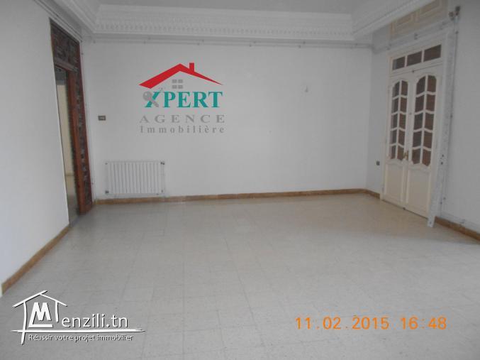 un rez de chaussé de villa avec entré indépendante