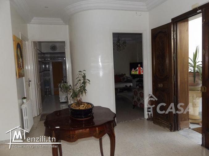 A vendre: une villa merveilleuse meublée dans une zone calme à cité Mora