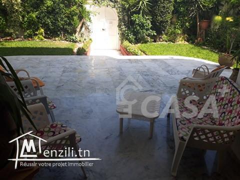 A vendre: une villa merveilleuse meublée dans une zone calme à cité Mora